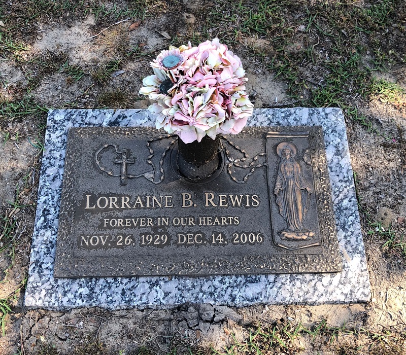 Lorraine Bederski Rewis Grave